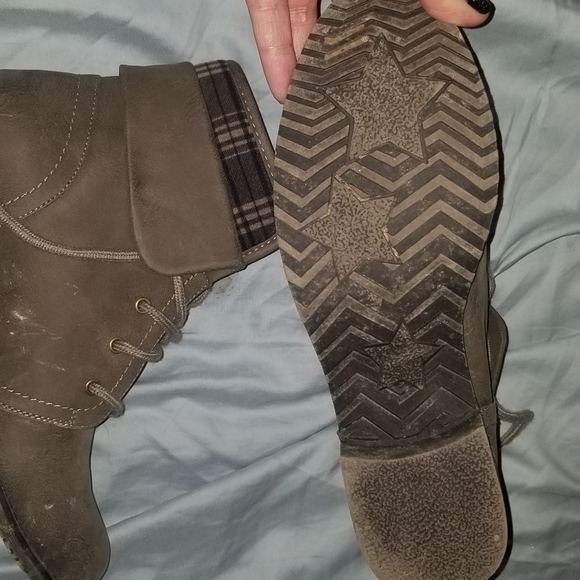 Boots - Picture 3 of 7